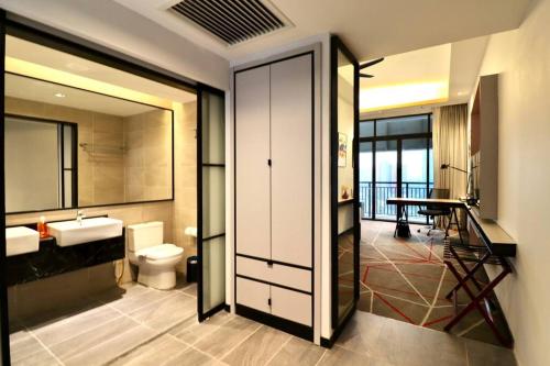 uma casa de banho com um WC e um lavatório em M101 KLCC KL city King Suites by Livin em Kuala Lumpur