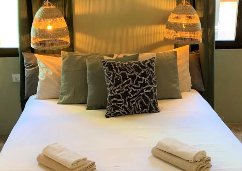 ein Schlafzimmer mit einem Bett mit zwei Handtüchern darauf in der Unterkunft Mini Suite in Chioggia