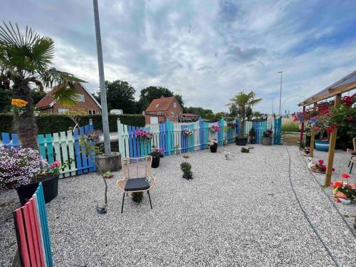 un patio con una valla azul y una silla en Snoghoj,self check in,read listing en Fredericia