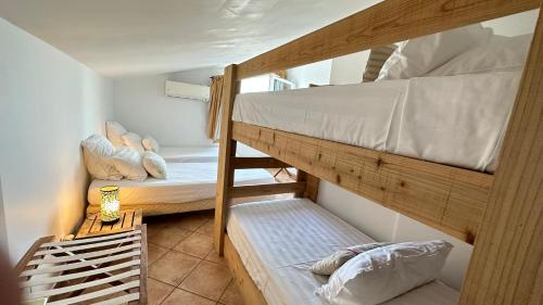 - deux lits superposés dans une chambre dans l'établissement La Villa Miranda Meublé de Tourisme 4 *, à Saint-Gilles les Bains