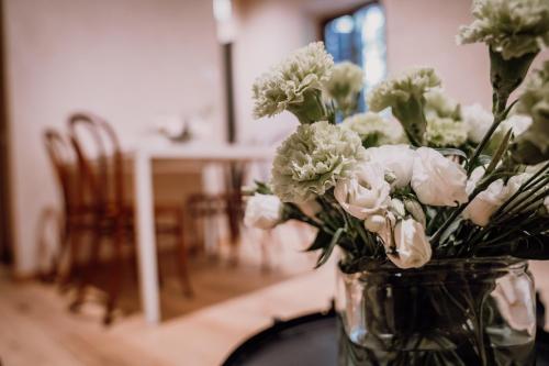 a vase filled with white flowers on a table at Villa Pellegrini in Grezzana