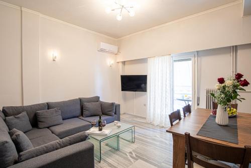 sala de estar con sofá y mesa en Hermes Apartments, 2 bedrooms, great facilities! en Athens