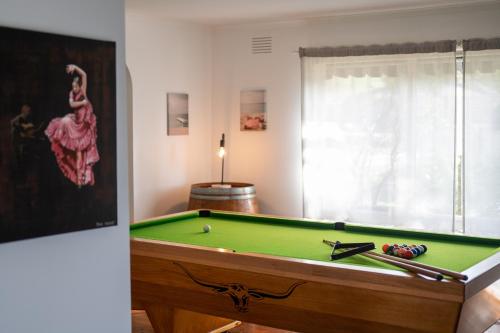 Τραπέζι μπιλιάρδου στο Fun Filled Renovated 80's Gem, 400m to Beach!