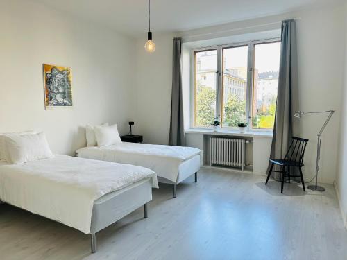 1 dormitorio con 2 camas y ventana en Eteläinen Hesperiankatu en Helsinki