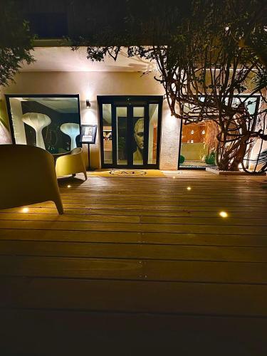 Un balcón o terraza en Hôtel Le Mistral