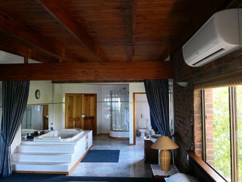 uma grande casa de banho com banheira num quarto em Tsitsikamma on Sea Resort em Witelsbos