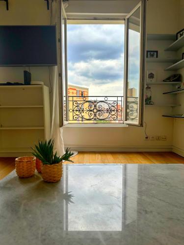 Cette chambre dispose d'une fenêtre donnant sur un balcon. dans l'établissement Le doux refuge à 5mn Paris & 10mn Stade de France, à Saint-Ouen