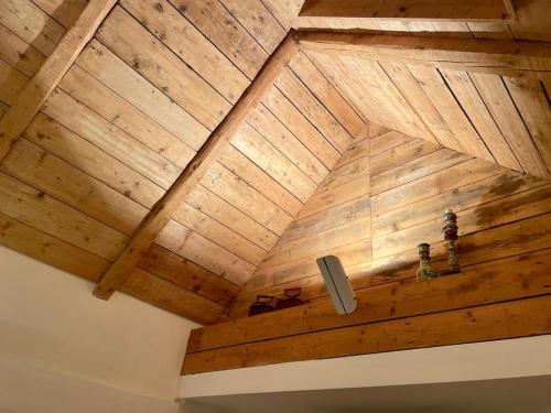 Habitación con techo de madera y vigas de madera. en Sweet Mountain Home, en Bad Bleiberg