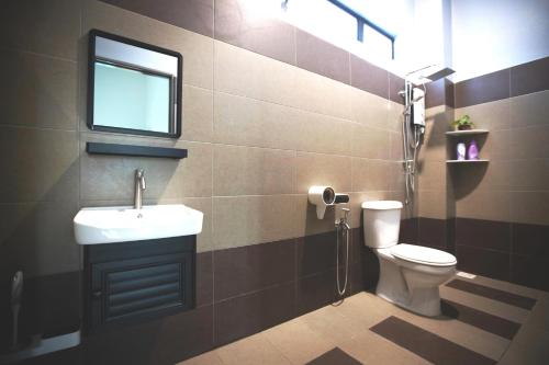 een badkamer met een wastafel en een toilet bij Relax Inn 92 Alor Setar 旅安居 in Alor Setar