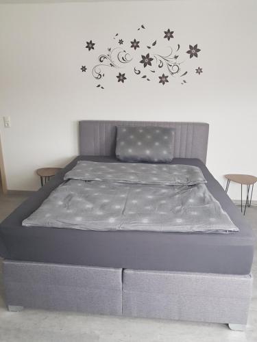 een bed met een blauwe matras met sterren aan de muur bij Wohnung Monteurswohnung in Bad Salzschlirf in Bad Salzschlirf
