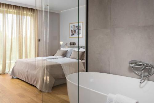 1 dormitorio con 1 cama, bañera y 1 cama en Villa Sunset view, en Poreč
