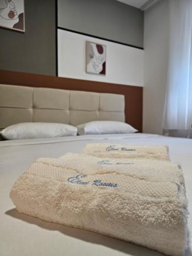- un lit avec 2 serviettes dans l'établissement LUX APARTMAN ELENI ROOMS,oaza mira i tisine u centru Vrnjačke banje, à Vrnjačka Banja