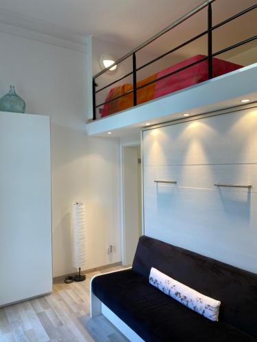 une chambre avec un lit et un lit superposé dans l'établissement Les Arches du Couvent - classé 5 étoiles, à Marmoutier