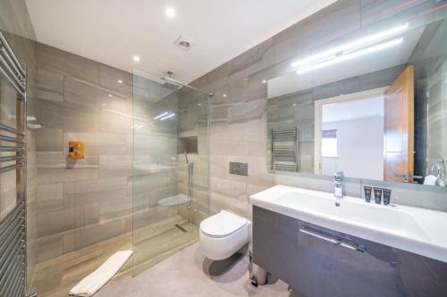 a bathroom with a toilet and a sink and a shower at *RC7C* For your most relaxed & Cosy stay + Free Parking + Free Fast WiFi * in Batley