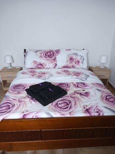 Una cama con rosas rosas. en Casa Azul Mountain Retreat en Vega de San Mateo