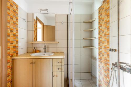 La salle de bains est pourvue d'un lavabo et d'une douche. dans l'établissement Orminia ground level, 