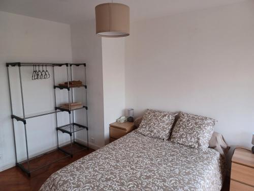 Dormitorio pequeño con cama y lámpara en chambre double proche stade VELODROME, en Marsella