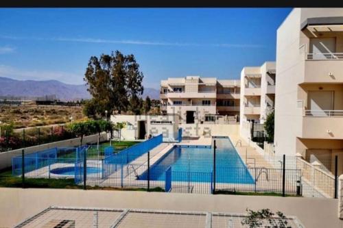 vista sulla piscina in un appartamento di Piso familiar en El Toyo a Almería