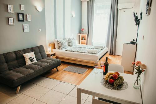 un soggiorno con divano e tavolo di Elite Rooms & Apartments a Budapest