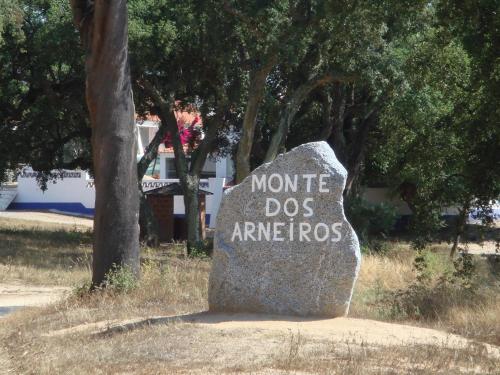 a rock with a sign that reads monkey dogs areros at Apartamento Duplex de 3 Quartos com vista in Lavre