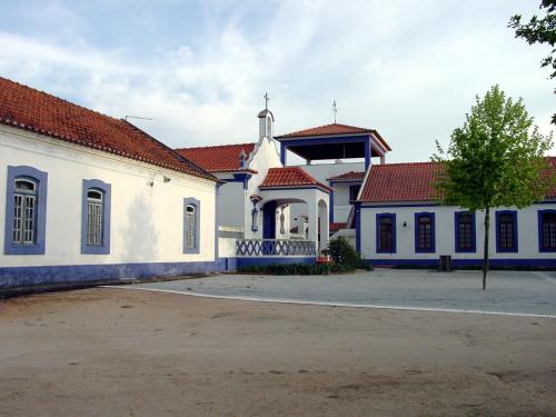 a church with a white building with a tower at Apartamento Duplex de 3 Quartos com vista in Lavre