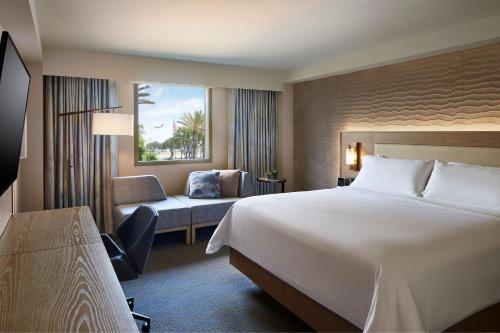 um quarto de hotel com uma cama e uma cadeira em The Westin San Francisco Airport em Millbrae