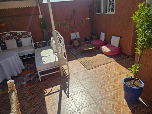 ein Zimmer mit einem Bett und ein Zimmer mit Pflanzen in der Unterkunft Dar Dikrayat in Marrakesch