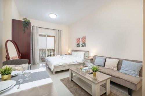 Llit o llits en una habitació de Budget Friendly & Studio & Golf View