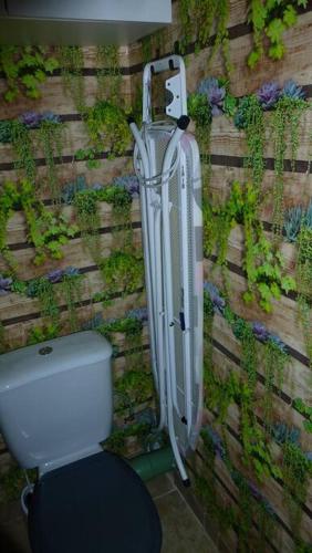 La salle de bains est pourvue de toilettes en face d'un mur. dans l'établissement Villa Evasion à Sète, à Sète