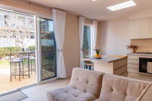Dapur atau dapur kecil di Heights Guesthouse - Hideaway in Kiama Heights
