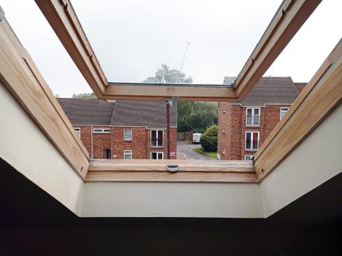 una vista dall'interno di una finestra in un edificio di Osney Cypress Studio - Self Contained Studio Flat a Oxford