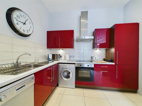 Η κουζίνα ή μικρή κουζίνα στο Fitzrovia Mansion Apartments in Belfast's Cathedral Quarter