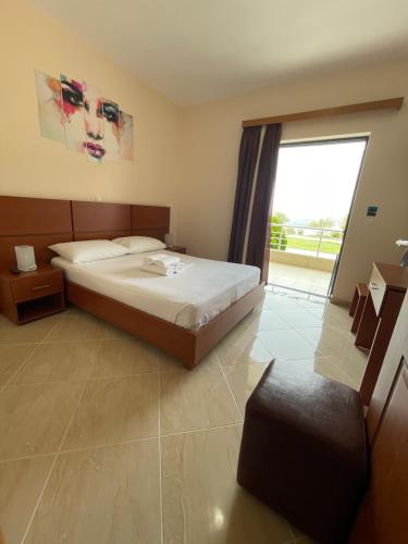 Ένα ή περισσότερα κρεβάτια σε δωμάτιο στο Belvedere Hotel & Suites
