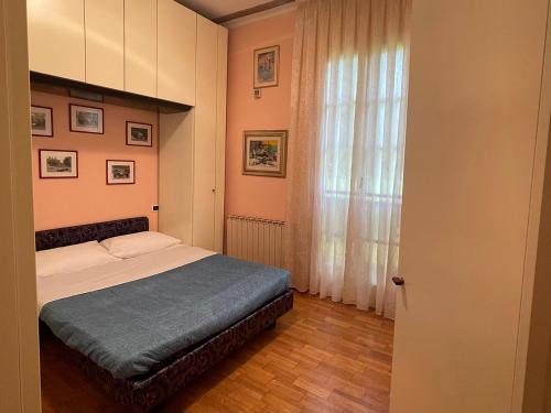 拉韋納蓬特雷薩的住宿－Villa Mario - Casa Vacanze，一间卧室设有一张床和一个窗口
