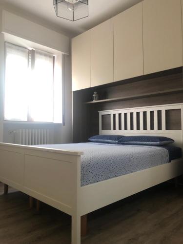 - une chambre avec un grand lit blanc dans l'établissement Casa Alessio, à Cesano Maderno