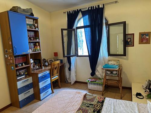 ein Schlafzimmer mit einem Fenster, einem Bett und einem Spiegel in der Unterkunft Bella Vista Holiday Home in Triolet