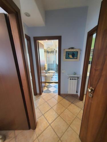 a hallway of a house with a toilet and a bathroom at Appartamento in centro a 30m dal mare in Spotorno
