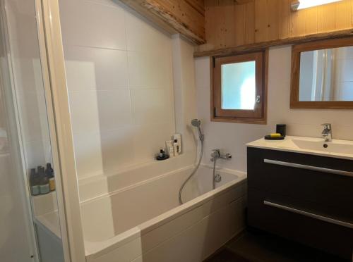 een badkamer met een douche, een bad en een wastafel bij Le Chalet du Crêt - 8 pers, tout confort avec Jacuzzi in Notre-Dame-de-Bellecombe