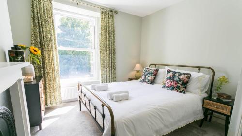 1 dormitorio con cama y ventana en Claremont, en Llanfairfechan