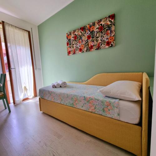 a bedroom with a bed and a painting on the wall at Ca' Massima, il cuore a Monza in Lissone