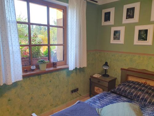 1 dormitorio con cama y ventana en Pokoj v zahradě en Hazlov