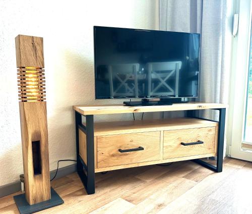 Una televisión o centro de entretenimiento en Auszeit Norddeich I 5 Minuten zu Fuß zum Meer