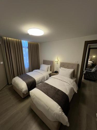 Una cama o camas en una habitación de Red Carpet Hotel & Suites