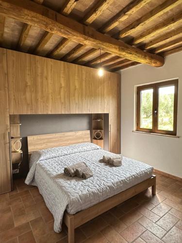 um quarto com uma cama com duas toalhas em Agriturismo Iride em Bolsena