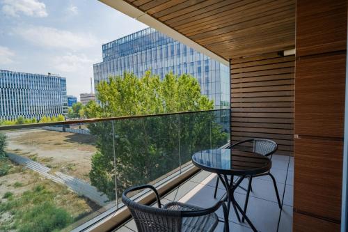 Uma varanda ou terraço em City Park Delight: Studio with Scenic Views