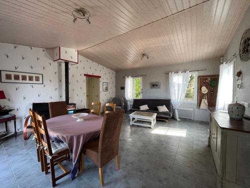 a living room with a table and a couch at Le Sableau in Beauvoir-sur-Mer