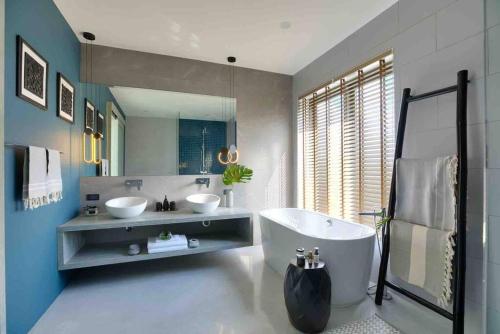 Ванна кімната в Luxury Sea View Villa Cassini
