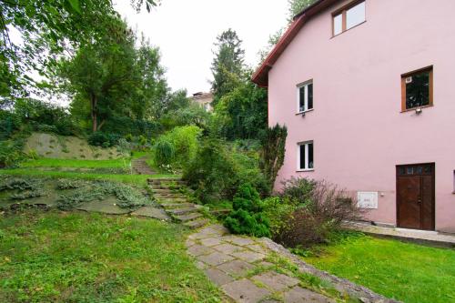 uma casa com um jardim ao lado de um edifício em House with Garden Królowej Jadwigi street em Cracóvia