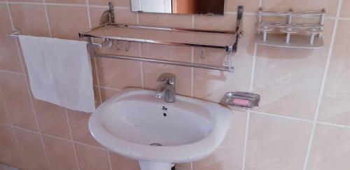łazienka z białą umywalką i toaletą w obiekcie Centre d'Accueil Casa dell'Annunciazione Rusizi- Kamembe- Cyangugu -Rwanda w mieście Cyangugu