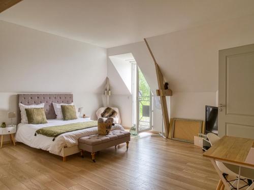 ein Schlafzimmer mit einem großen Bett und einem Tisch in der Unterkunft Magnifique Villa MY in Saint-Saturnin
